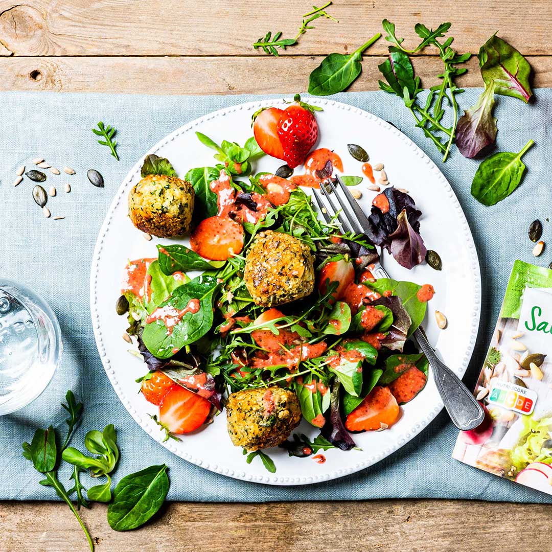 Wildkräuter-Salat mit Quinoa-Feta-Bällchen und Erdbeer-Vinaigrette