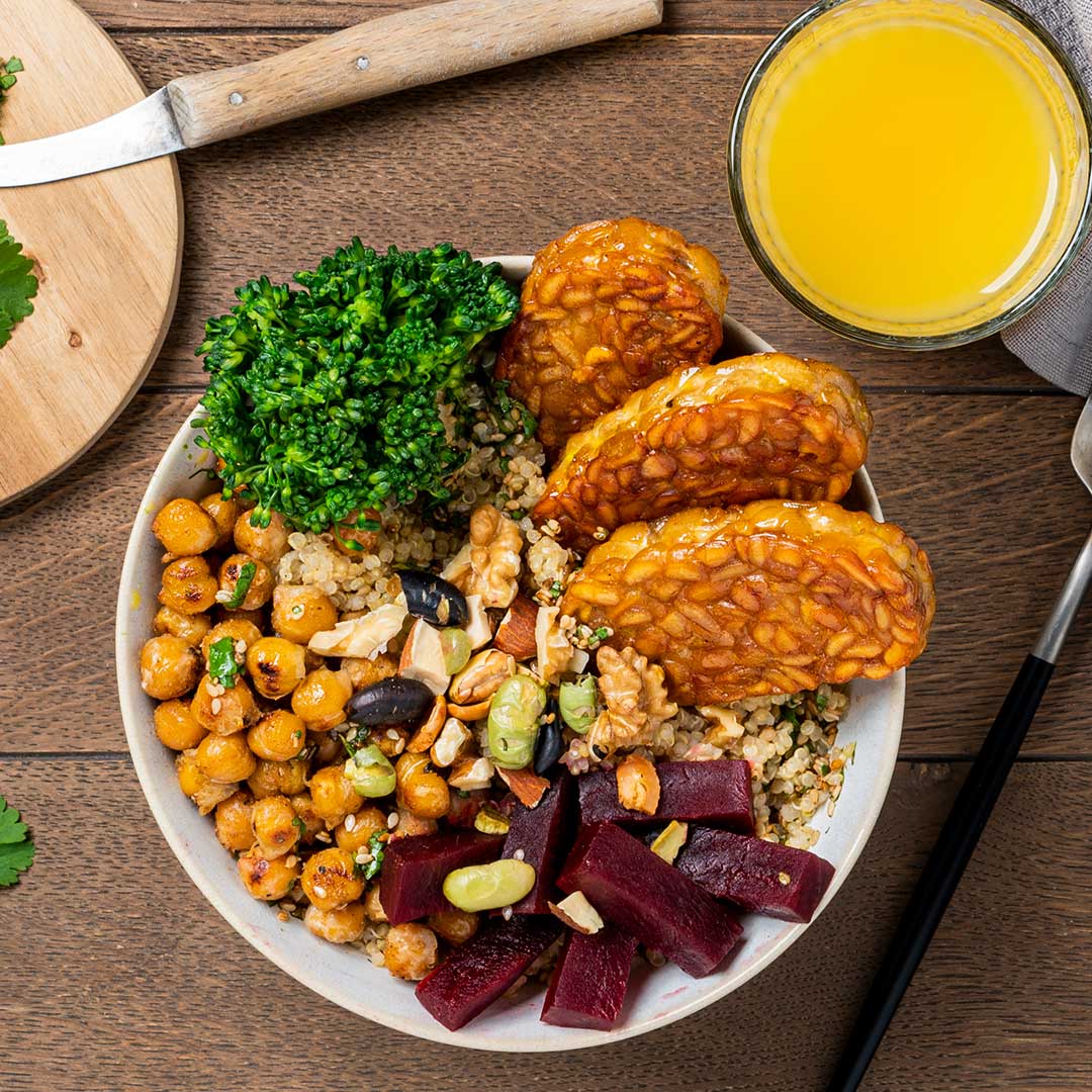 Quinoa-Bowl mit Brokkoli, Kichererbsen und Tempeh